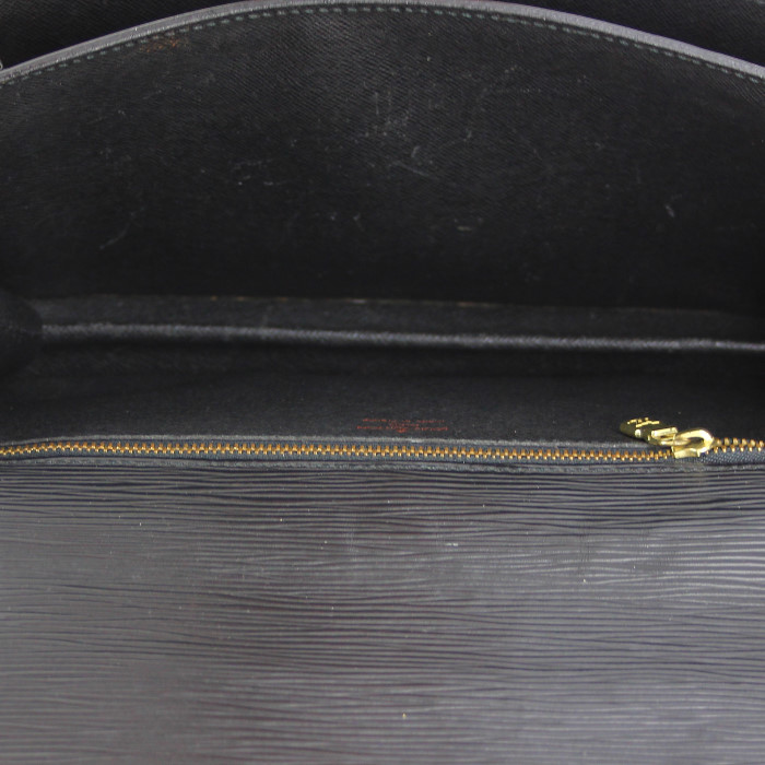 Bolsito de mano Louis Vuitton en cuero Epi negro - Detail D2