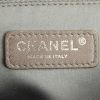 Borsa Chanel petit Shopping in pelle argentata con motivo forato - Detail D3 thumbnail