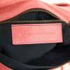 Bolsito de mano Balenciaga Enveloppe en cuero rosa - Detail D3 thumbnail