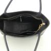 Bolso de mano Chanel en cuero granulado acolchado negro - Detail D2 thumbnail