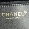 Bolso de mano Chanel en cuero granulado acolchado negro - Detail D3 thumbnail