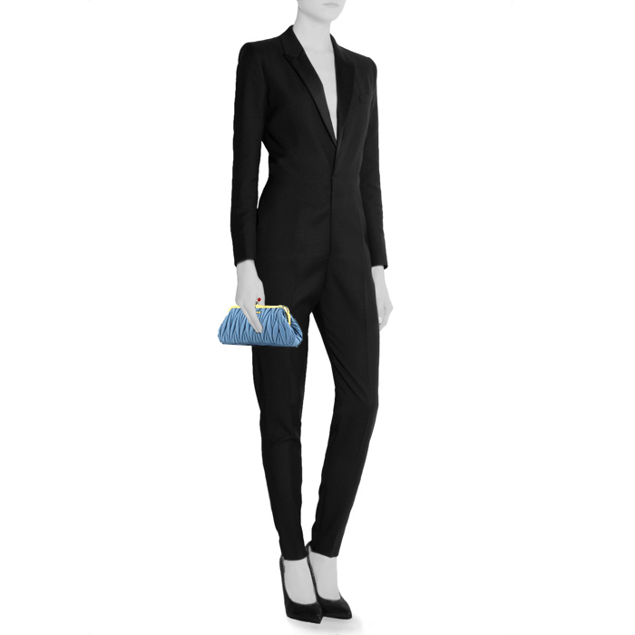 Miu Miu clutch in blue quilted leather - Detail D1