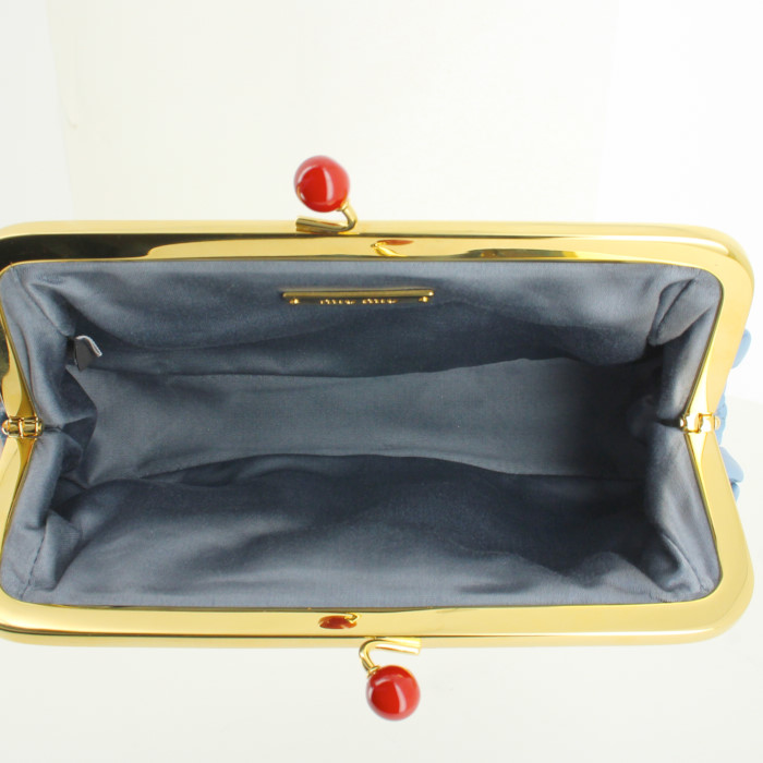 Cartera Minaudière Miu Miu en cuero acolchado azul - Detail D2