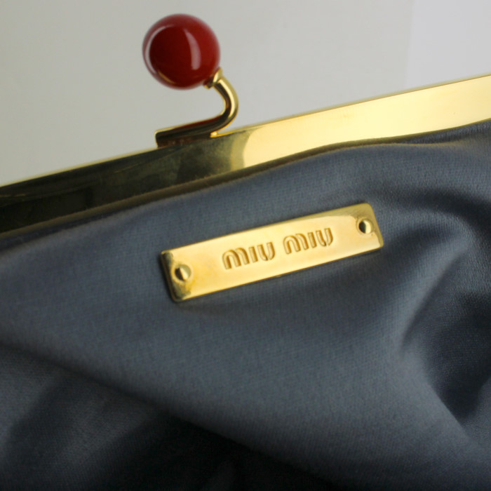 Cartera Minaudière Miu Miu en cuero acolchado azul - Detail D3