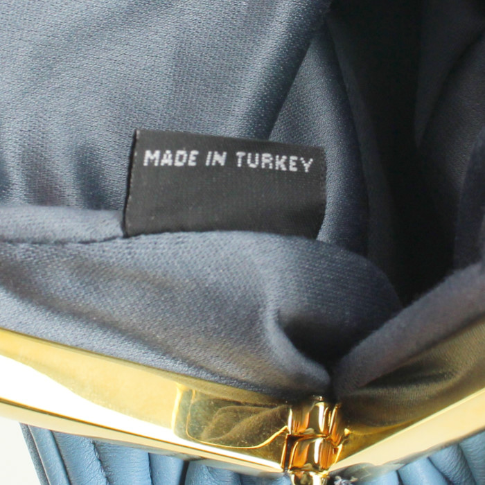 Cartera Minaudière Miu Miu en cuero acolchado azul - Detail D4