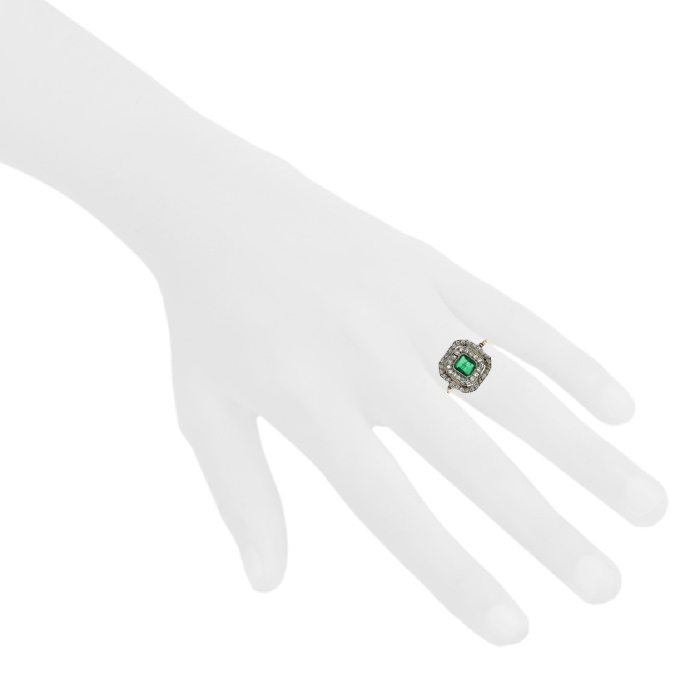 Vintage Art Déco ring in white gold,  yellow gold and diamonds and in emerald - Detail D1