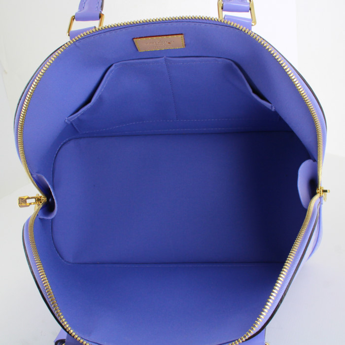 Bolso de mano Louis Vuitton Alma en charol Monogram malva - Detail D2
