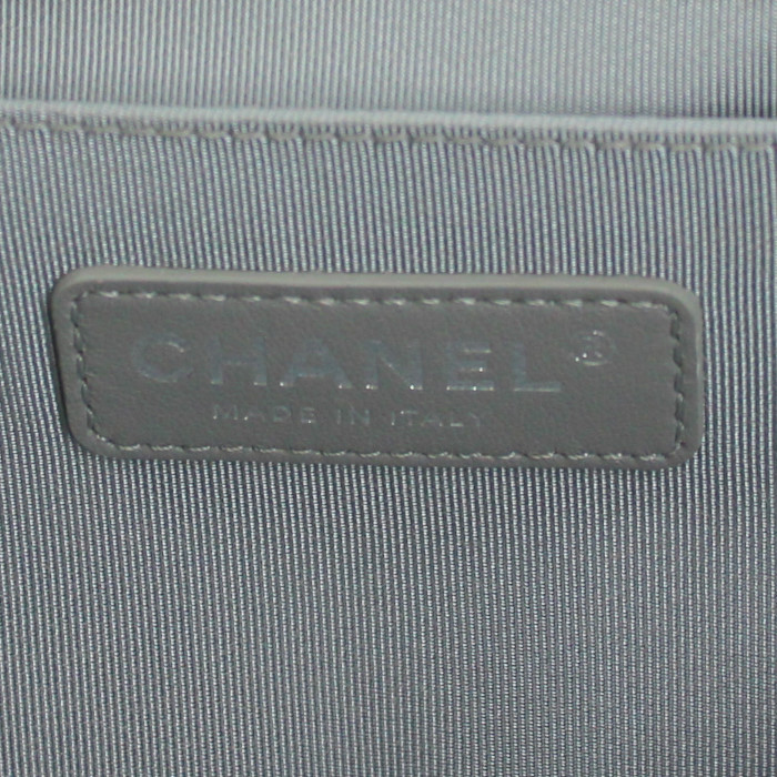 Sac bandoulière Chanel en cuir matelassé chevrons vert-d'eau - Detail D4