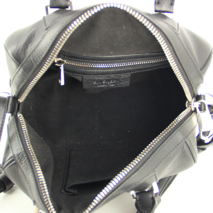 Sac à main Givenchy en cuir noir - Detail D3