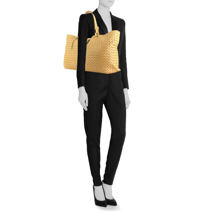 Bolso de mano Bottega Veneta en cuero trenzado beige - Detail D1