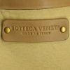 Sac à main Bottega Veneta en cuir tressé beige - Detail D3 thumbnail