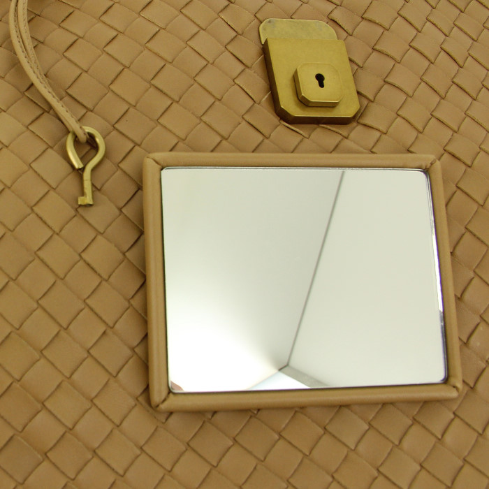 Bolso de mano Bottega Veneta en cuero trenzado beige - Detail D4