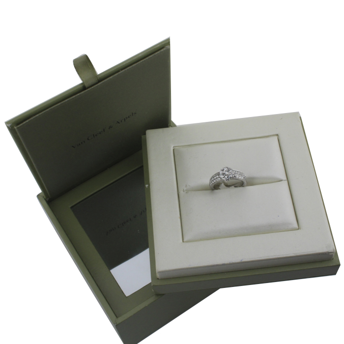 Sortija Van Cleef & Arpels Fleurette modelo grande en oro blanco y diamantes - Detail D2