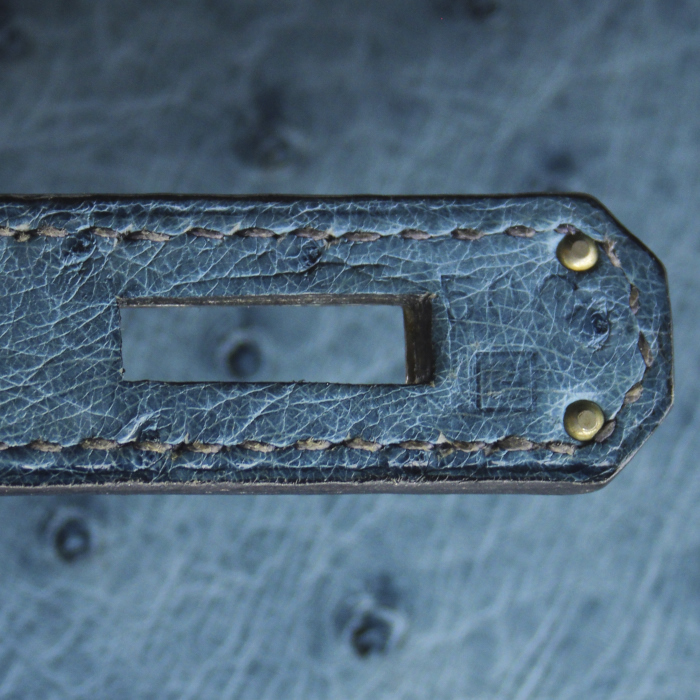 Sac à main Hermes Kelly 32 cm en autruche bleue - Detail D5