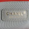 Sac bandoulière Chanel Boy en cuir grainé rouge - Detail D5 thumbnail