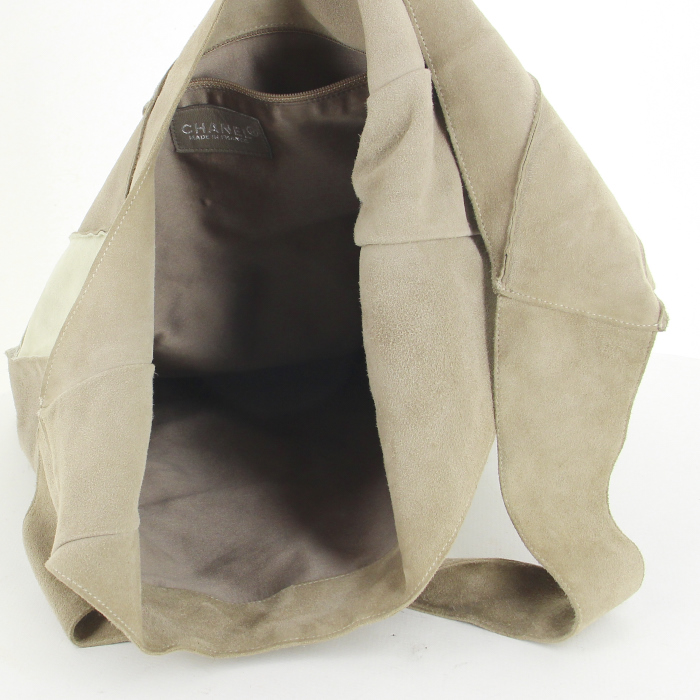 Chanel handbag in beige, taupe and grey suede - Detail D2