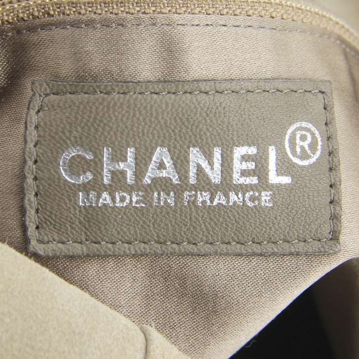 Chanel handbag in beige, taupe and grey suede - Detail D3