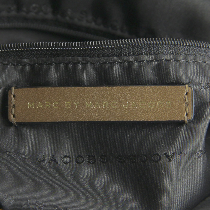 Bolso de mano Marc Jacobs en cuero negro, marrón etoupe y beige - Detail D4