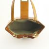 Hermes Berry handbag in gold Courchevel leather - Detail D2 thumbnail