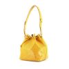 Bolso de mano Louis Vuitton petit Noé modelo pequeño en cuero Epi amarillo - 00pp thumbnail