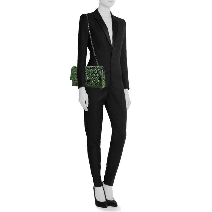 Sac à main Chanel Timeless en cuir vernis matelassé vert - Detail D1
