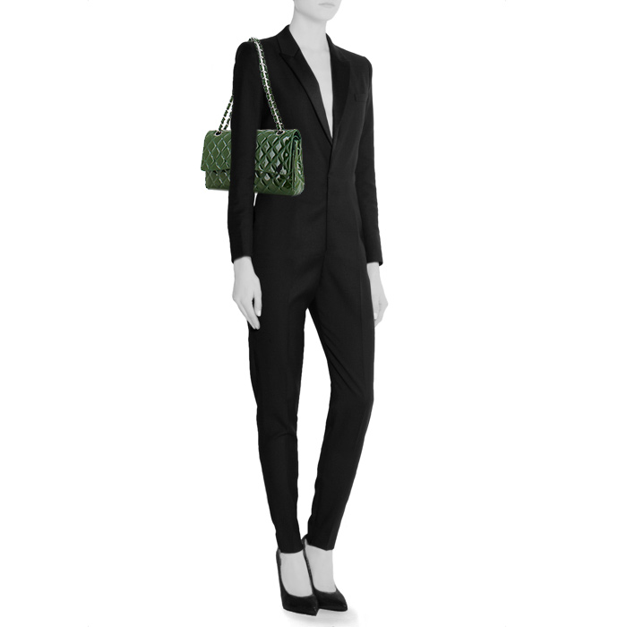 Chanel Timeless handbag in green patent quilted leather - Detail D2