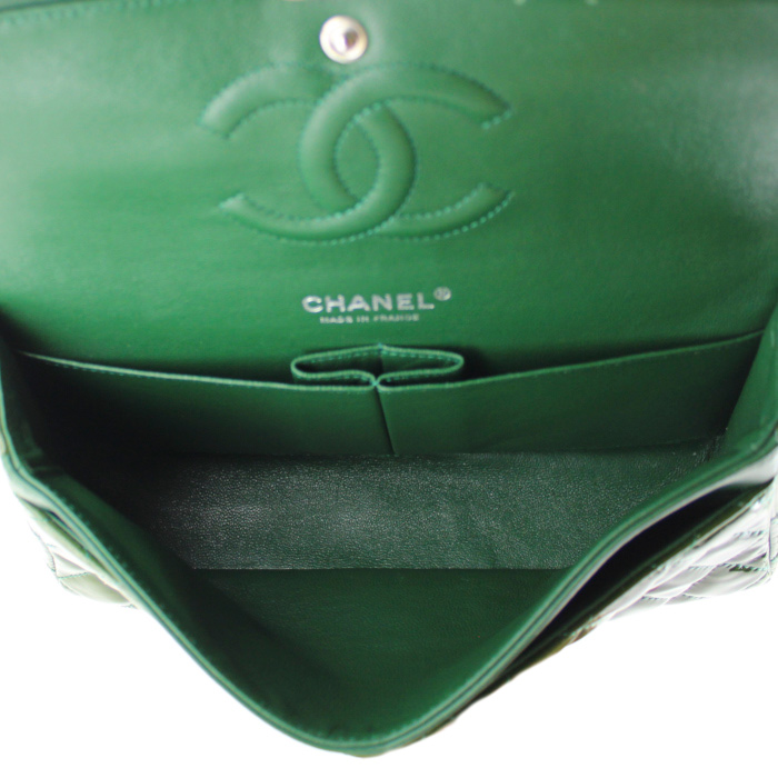 Sac à main Chanel Timeless en cuir vernis matelassé vert - Detail D3