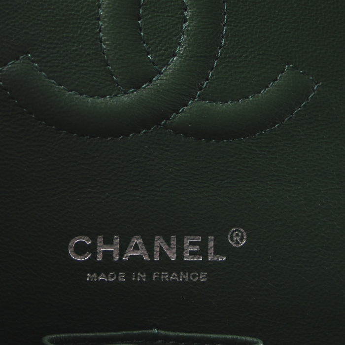 Bolso de mano Chanel Timeless en charol acolchado verde - Detail D4