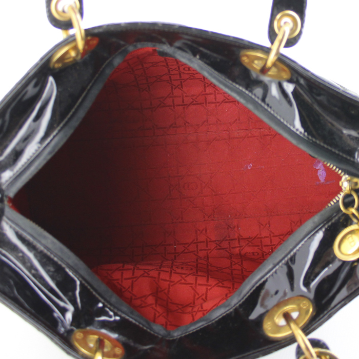 Sac à main Dior Lady Dior en cuir vernis noir - Detail D2