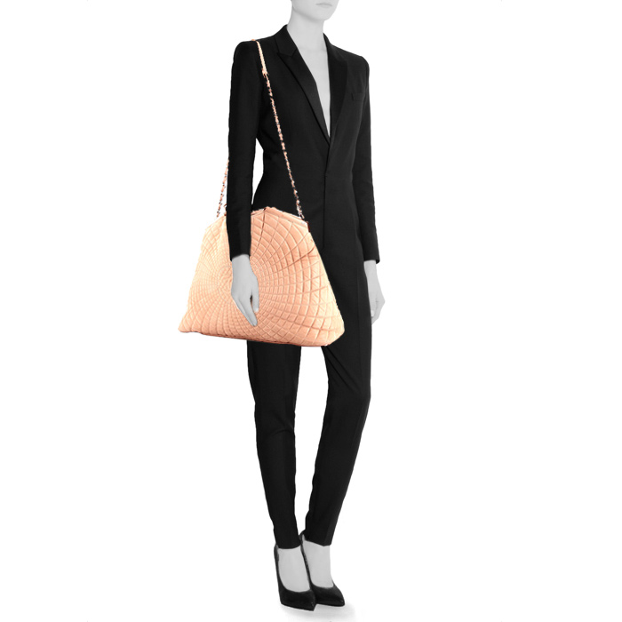 Borsa shopping Chanel in pelle iridescente rosa salmone con decori geometrici - Detail D1