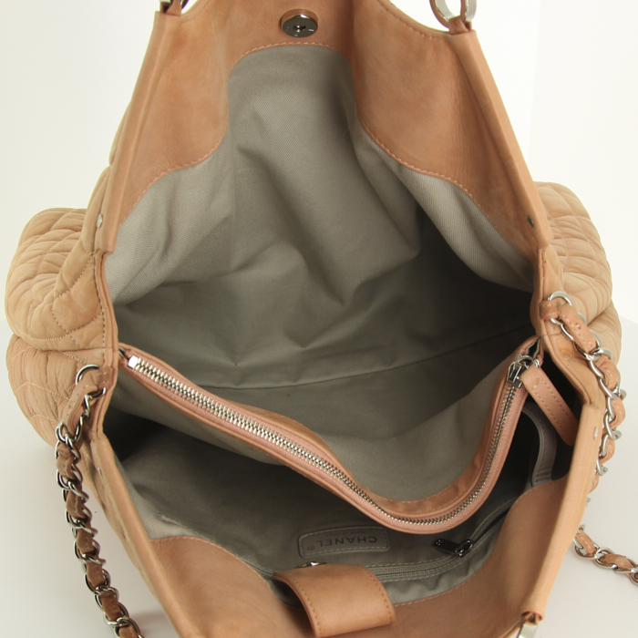 Bolso de shopping Chanel en cuero irisado color salmón - Detail D3