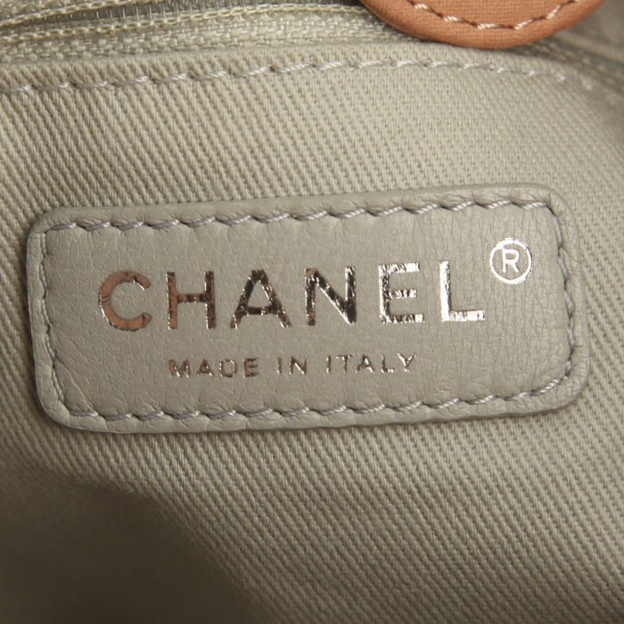 Sac shopping Chanel en cuir irisé rose-saumon - Detail D4