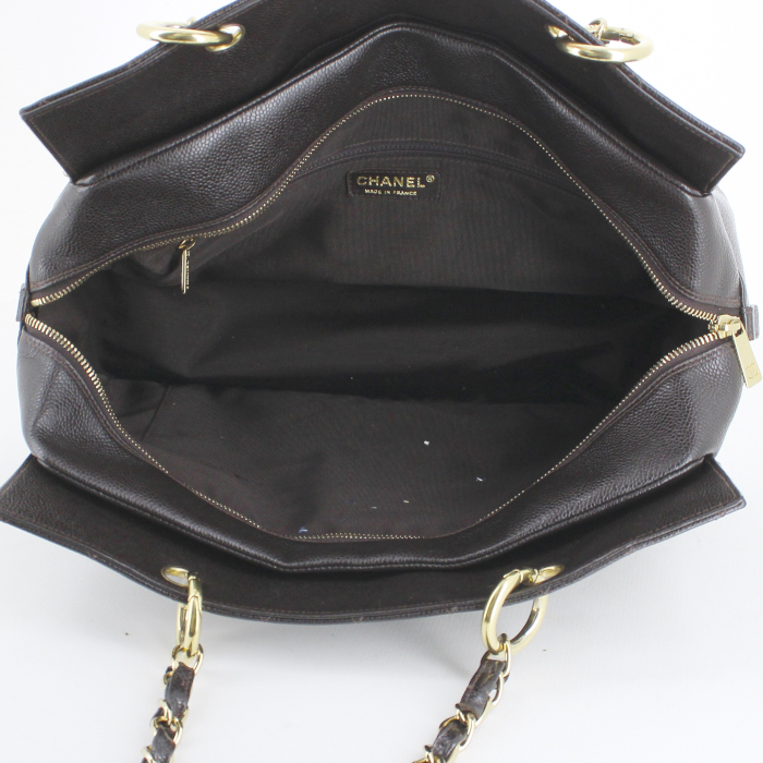 Sac à main Chanel Grand Shopping en cuir grainé matelassé marron - Detail D2