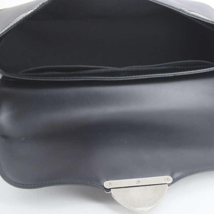 Louis Vuitton handbag in black epi leather - Detail D2