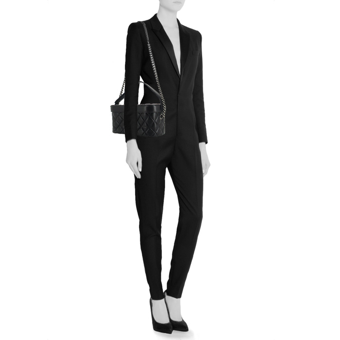 Vanity Chanel en cuero acolchado negro - Detail D1