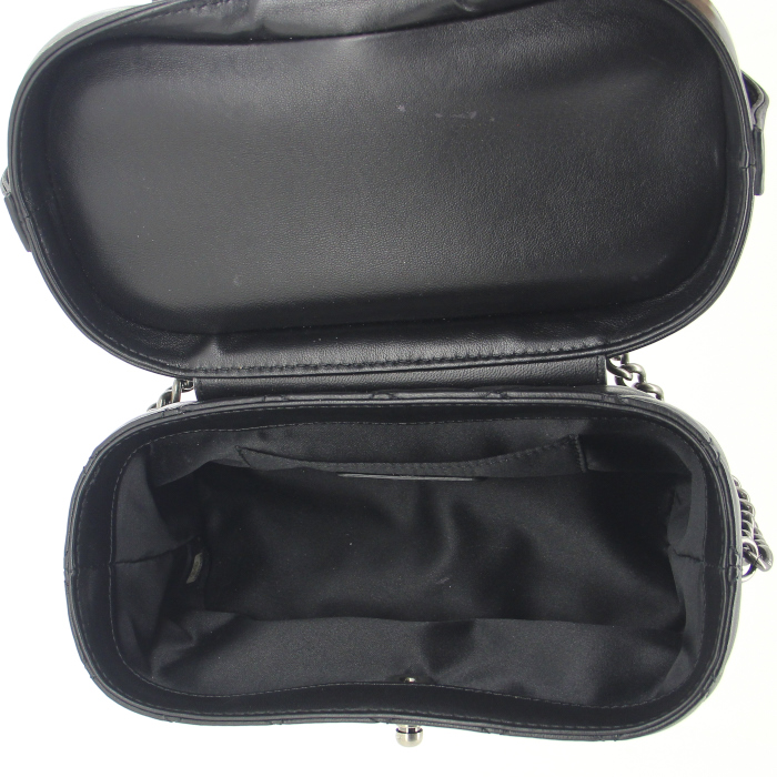 Chanel vanity case in black quilted leather - Detail D3