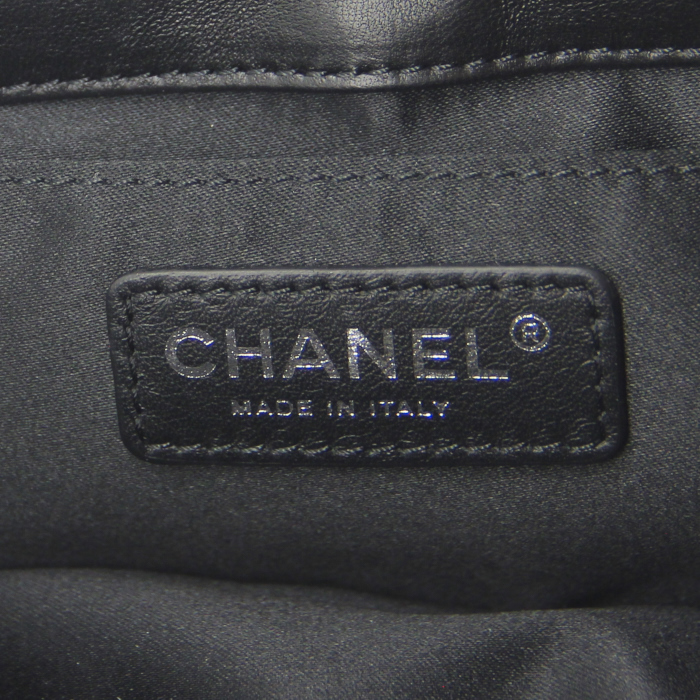 Vanity Chanel en cuero acolchado negro - Detail D4