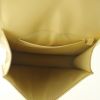 Sac bandoulière Louis Vuitton en cuir épi beige-sable - Detail D2 thumbnail