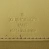 Sac bandoulière Louis Vuitton en cuir épi beige-sable - Detail D3 thumbnail