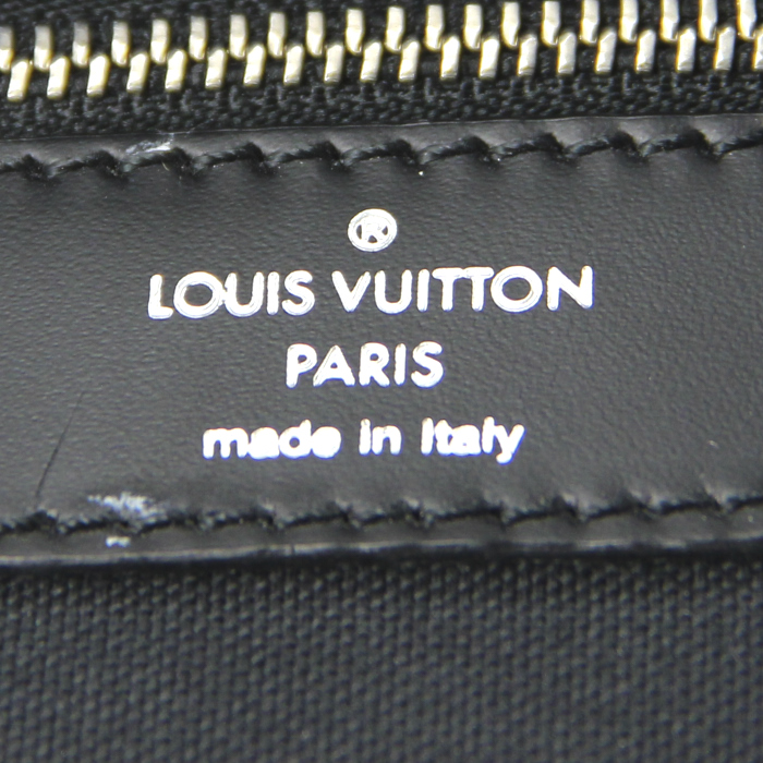Sac bandoulière Louis Vuitton Viktor en cuir taiga noir et toile vert-foncé - Detail D3