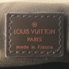 Bolso zurrón Louis Vuitton District en lona a cuadros marrón - Detail D3 thumbnail