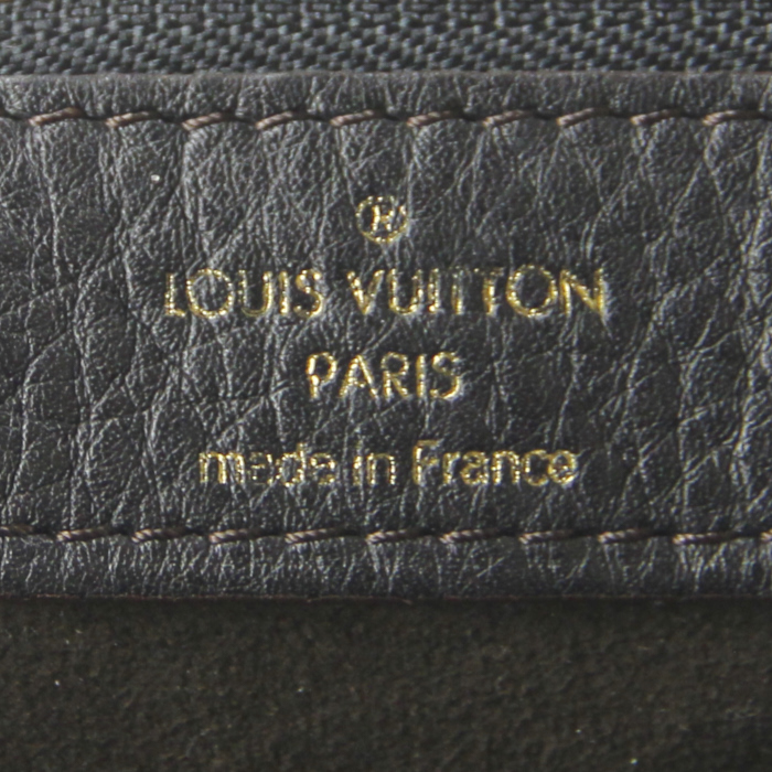 Louis Vuitton handbag in black mahina leather - Detail D4