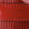 Sac à main Louis Vuitton petit Noé en cuir épi rouge - Detail D3 thumbnail