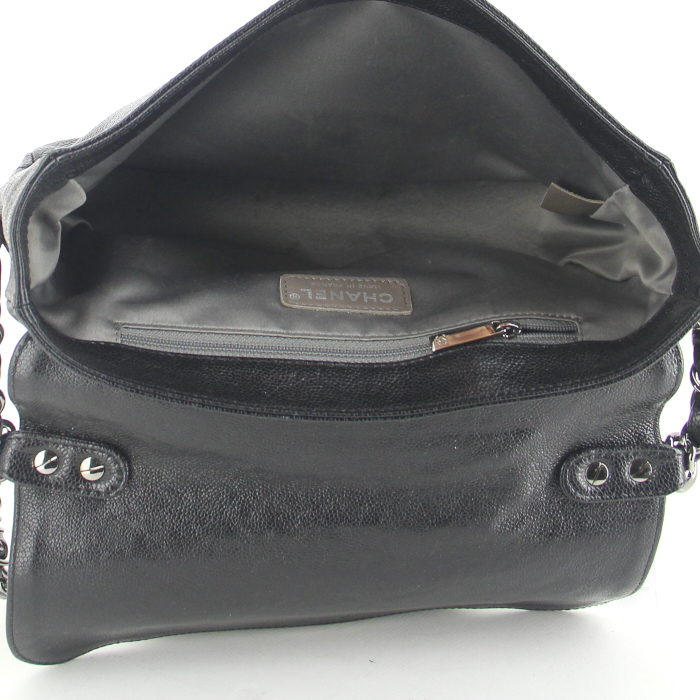 Bolso de mano Chanel en cuero granulado negro - Detail D2