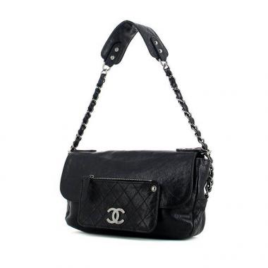 Bolso de mano Chanel en cuero granulado negro