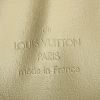 Bolso de mano Louis Vuitton Papillon en charol Monogram beige y cuero natural - Detail D3 thumbnail