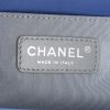Borsa a tracolla Chanel Boy in pelle martellata e trapuntata blu - Detail D4 thumbnail