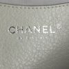 Sac cabas Chanel Grand Shopping en cuir gris - Detail D3 thumbnail