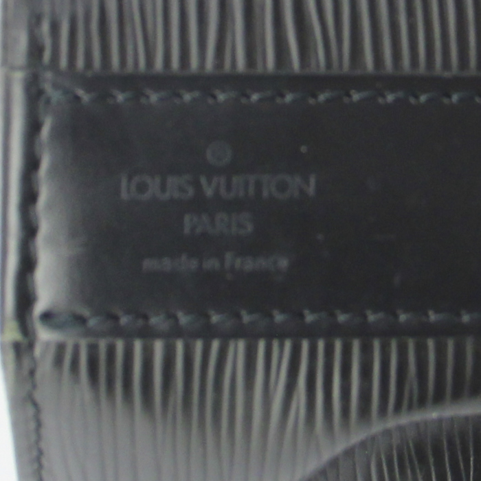 Sac à main Louis Vuitton en cuir épi noir - Detail D3