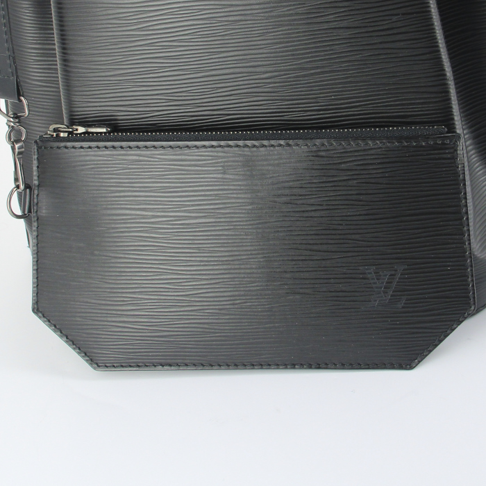 Sac à main Louis Vuitton en cuir épi noir - Detail D4